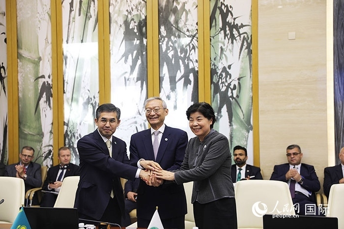 上合組織秘書處、哈駐華使館、上合組織睦鄰友好合作委員會(huì)簽署《聯(lián)合行動(dòng)計(jì)劃》。人民網(wǎng) 俄布拉依攝