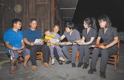 “法治屋場會”上，法院黨員志愿服務(wù)隊(duì)在給種植戶普及法律知識。