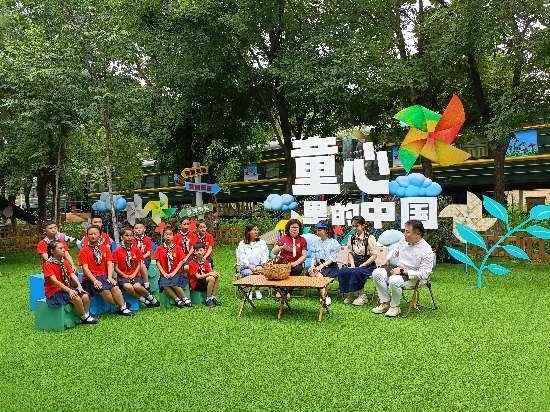 文縣東壩童聲合唱團的孩子們在央視大風車基地錄制節(jié)目。