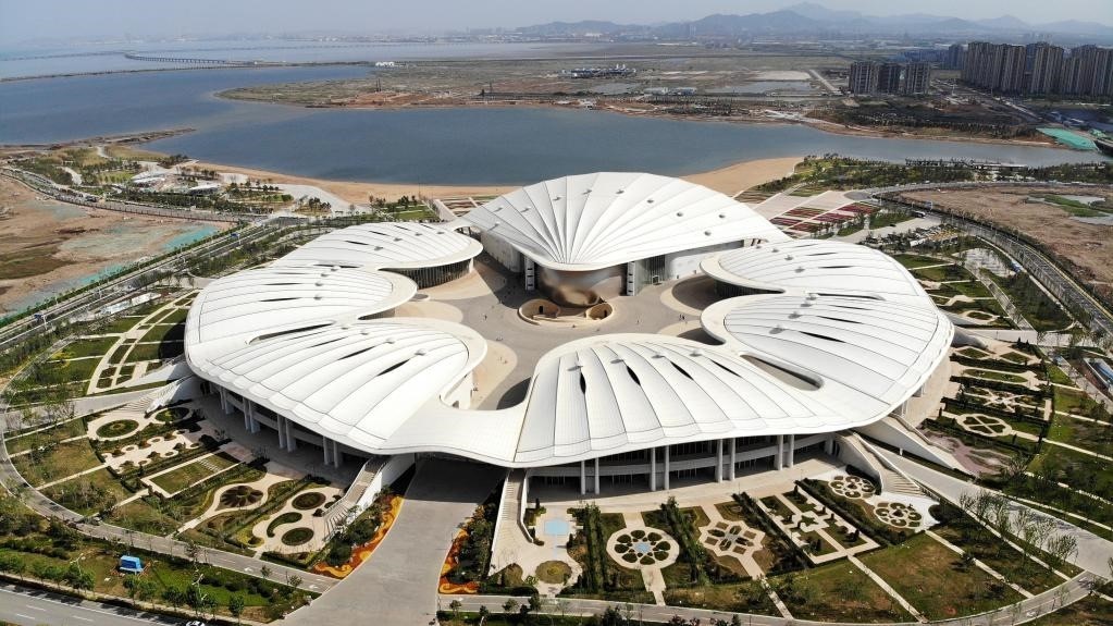 位于中國－上海合作組織地方經(jīng)貿(mào)合作示范區(qū)的青島·上合之珠國際博覽中心。新華社記者 李紫恒 攝