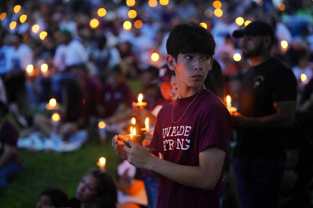 5月24日，在美國得克薩斯州小城尤瓦爾迪，人們參加守夜儀式悼念校園槍擊遇害者。當日是美國尤瓦爾迪大規(guī)模校園槍擊事件一周年。新華社記者吳曉凌攝
