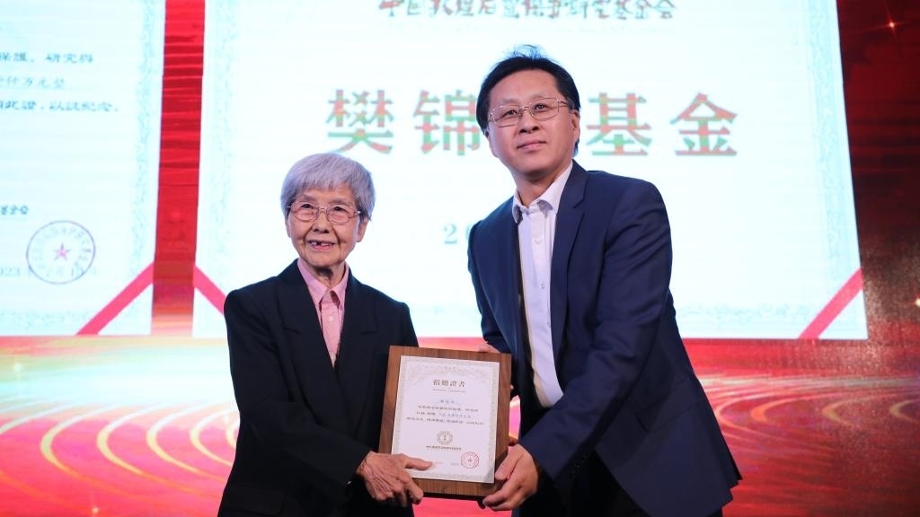 國家文物局黨組成員、副局長解冰（右）為樊錦詩（左）頒發(fā)捐贈(zèng)證書。新華社記者張睿 攝