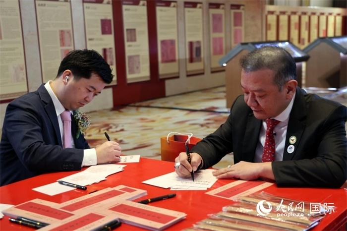 觀眾在展覽現(xiàn)場(chǎng)設(shè)置的體驗(yàn)區(qū)手寫(xiě)“批信”。人民網(wǎng)記者楊一攝