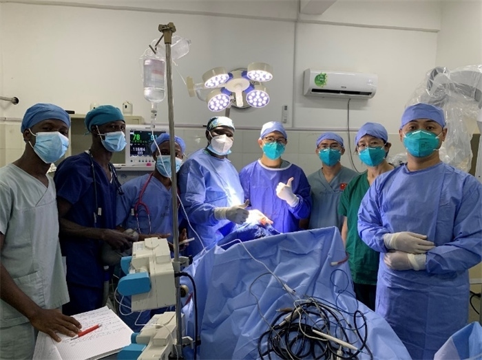 腦膿腫手術(shù)成功，全體參與手術(shù)的醫(yī)務(wù)工作者合影留念。中國第二十九批援幾內(nèi)亞醫(yī)療隊供圖