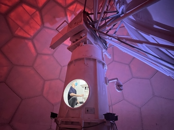 寧德國家天氣雷達站工作人員正在清洗雷達滑環(huán)。人民網(wǎng)高清揚攝