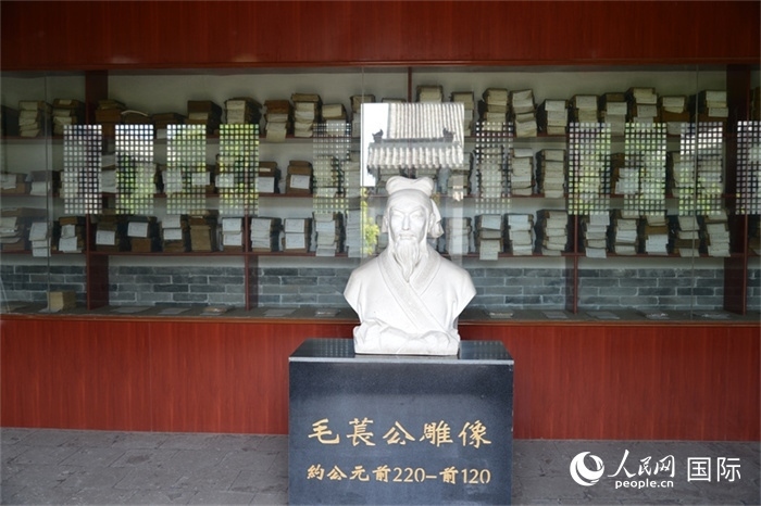 河間詩經(jīng)齋毛萇雕像。雕像后書櫥中陳列的是歷代各版本《詩經(jīng)》及譯本。 人民網(wǎng) 趙昭攝