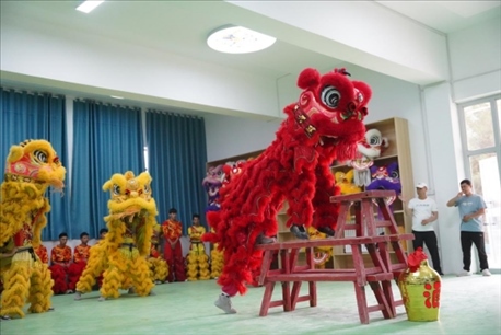 開課儀式現(xiàn)場，疏附縣第一中學(xué)舞獅隊(duì)的醒獅表演。