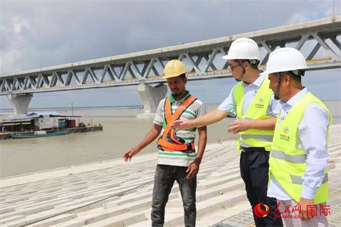 孟加拉國帕德瑪大橋河道整治工程北岸整治區(qū)域長1.5千米，南岸長11.5千米，是目前世界上規(guī)模最大的河道整治工程。人民網(wǎng)記者 孫廣勇攝