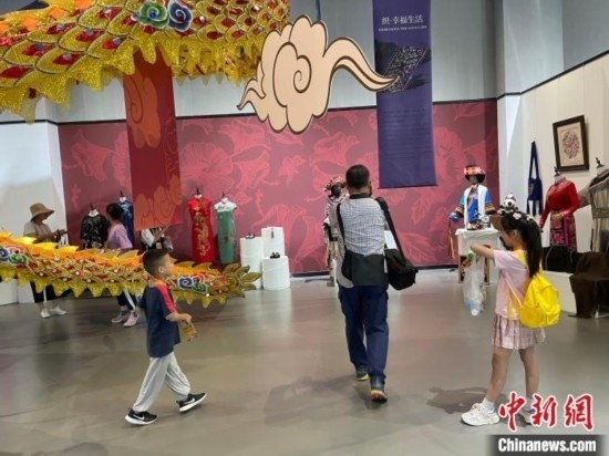 市民參觀展覽。祝歡 攝