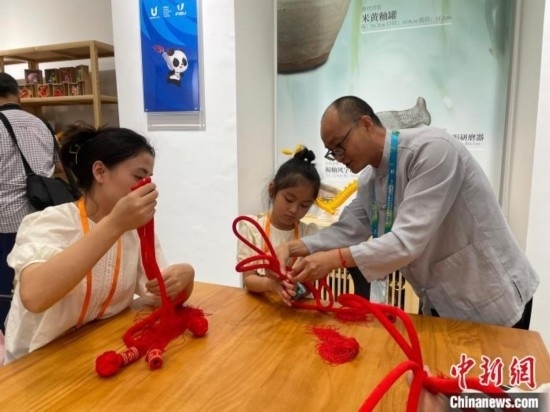 市民體驗制作吉祥如意結(jié)。祝歡 攝