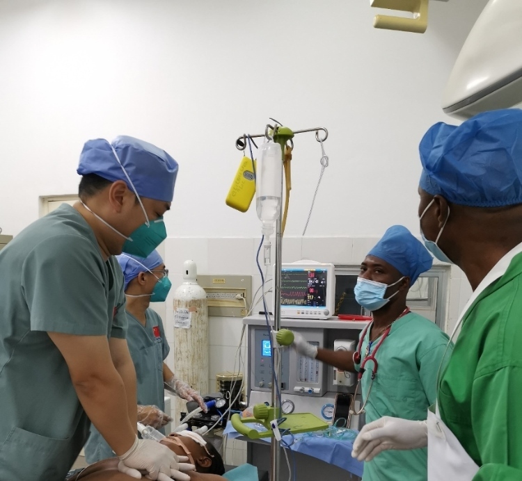 麻醉科李學(xué)斌醫(yī)生和手術(shù)室護(hù)士趙鈺進(jìn)行復(fù)蘇搶救。中國(guó)第二十九批援幾內(nèi)亞醫(yī)療隊(duì)供圖