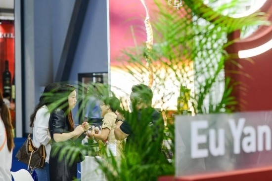 RCEP成員國(guó)企業(yè)亮相第三屆消博會(huì)。2023年4月12日，參觀(guān)者在新加坡企業(yè)余仁生的展臺(tái)了解產(chǎn)品。新華社記者王澤聰攝