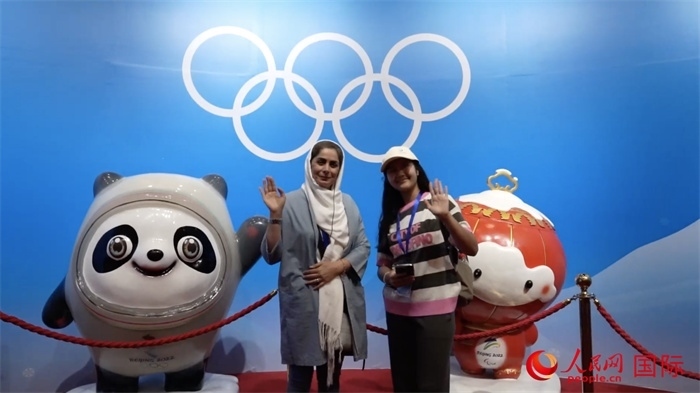 “上合小記者”與2022北京冬奧會(huì)吉祥物合影。實(shí)習(xí)生 方明軒攝
