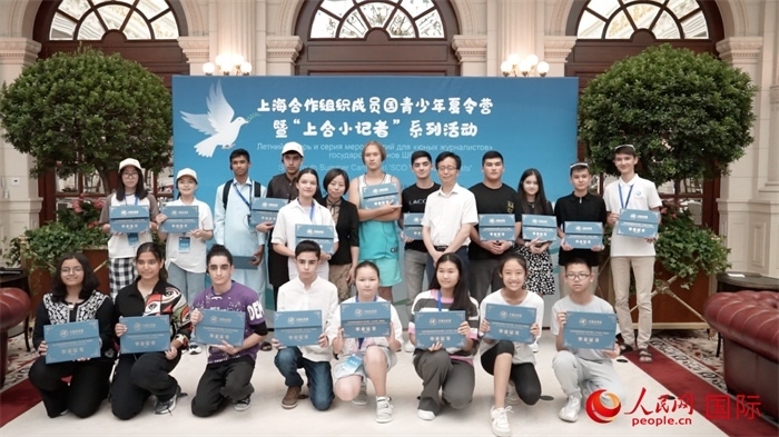 主辦單位為“上合小記者”頒發(fā)證書(shū)。實(shí)習(xí)生 方明軒攝
