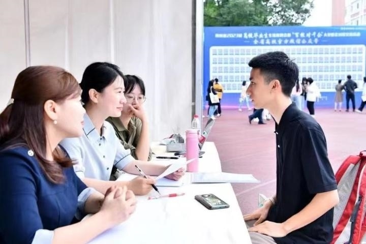 2023年5月7日，四川省2023屆高校畢業(yè)生專場(chǎng)招聘會(huì)暨“百校對(duì)千企”大型校企對(duì)接交流活動(dòng)在成都理工大學(xué)舉行。（四川省教育廳供圖）