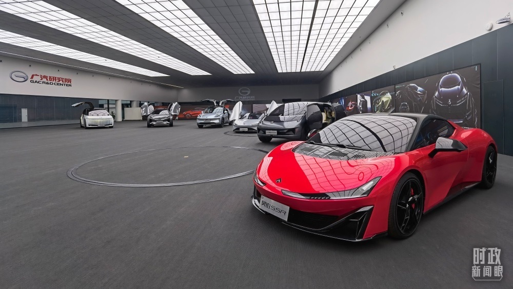 今年4月，習(xí)近平考察廣汽埃安新能源汽車股份有限公司，了解企業(yè)推動制造業(yè)高端化、智能化、綠色化等情況。（總臺央視記者石丞拍攝）