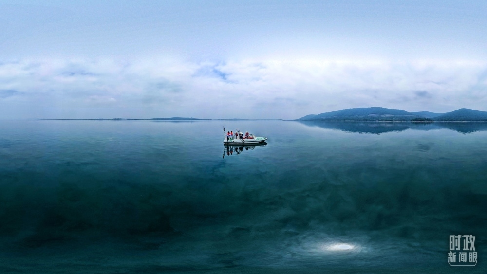 丹江口水庫，工作人員正在采集水樣。（總臺國廣記者李晉拍攝）