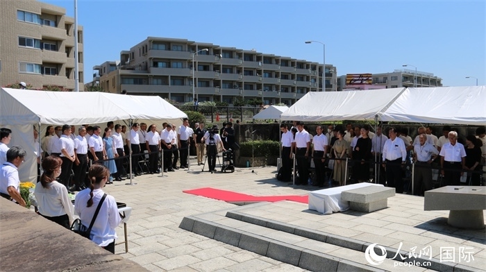 參加紀(jì)念活動者全體起立默禱。人民網(wǎng) 許可攝