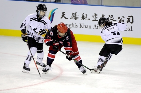 上海隊(duì)田博雅(中)與黑龍江隊(duì)杜宛澤爭(zhēng)搶。人民網(wǎng)記者 胡雪蓉?cái)z