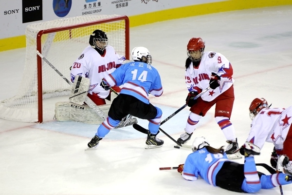 廣東隊(duì)球員與北京隊(duì)球員禁區(qū)混戰(zhàn)。人民網(wǎng)記者 胡雪蓉?cái)z