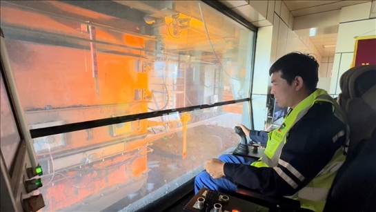 國家電投內(nèi)蒙古公司南露天煤礦裝車站司機(jī)石繼立的操縱下，一次性60噸的煤炭穩(wěn)穩(wěn)裝入車廂。人民網(wǎng) 金洪花攝