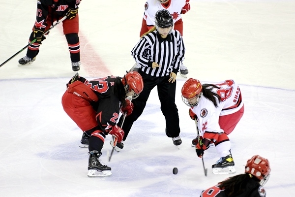 北京隊球員呂悅(左)與上海隊球員黃滟爭球。人民網(wǎng)記者 胡雪蓉攝