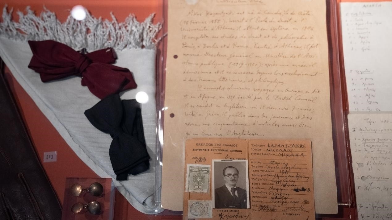 卡贊扎基斯的法語簡歷。人民網(wǎng)記者 葛泰佚攝