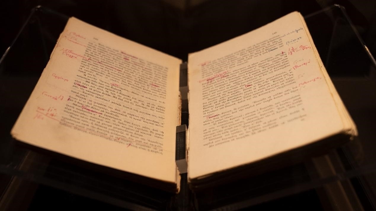 《希臘人左巴》初印后，卡贊扎基斯的修改批注。人民網(wǎng)記者 葛泰佚攝