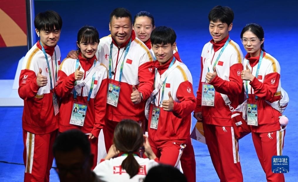 7月22日，中國代表團(tuán)部分成員在歡迎儀式后合影。新華社記者 王曦 攝