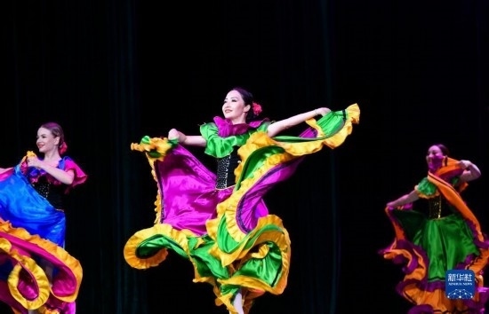 7月21日，哈薩克斯坦薩爾塔納國家舞蹈團的演員在演出。