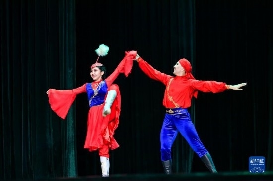 7月21日，哈薩克斯坦薩爾塔納國家舞蹈團的演員在演出。