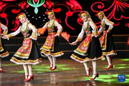 7月21日，哈薩克斯坦薩爾塔納國家舞蹈團的演員在演出。