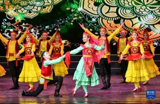 7月21日，哈薩克斯坦薩爾塔納國家舞蹈團的演員在演出。