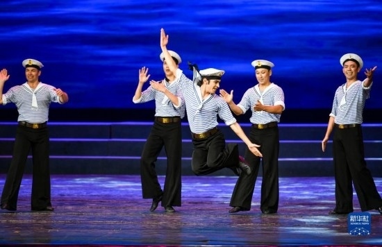 7月21日，哈薩克斯坦薩爾塔納國家舞蹈團的演員在演出。