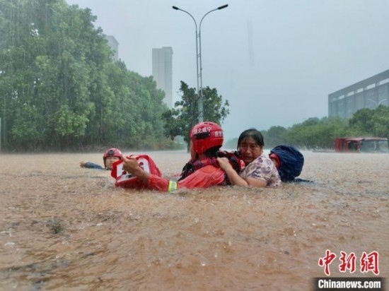 湖北咸寧暴雨引發(fā)內(nèi)澇， 消防營救民眾 朱燕林 攝