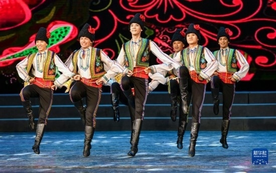 7月21日，哈薩克斯坦薩爾塔納國家舞蹈團的演員在演出。