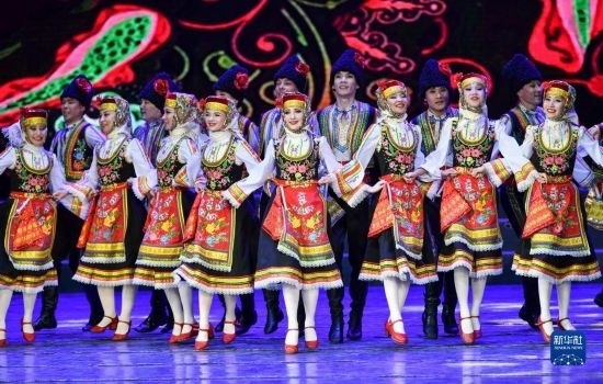 7月21日，哈薩克斯坦薩爾塔納國家舞蹈團的演員在演出。