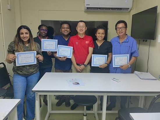 醫(yī)療隊(duì)成員與部分學(xué)員合影。第18期援圭亞那醫(yī)療隊(duì)供圖