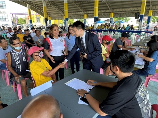 中方與菲方一道將中國援菲化肥分發(fā)至菲農(nóng)戶手中。中國駐菲律賓大使館供圖