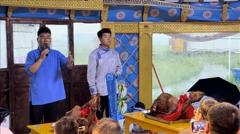 圖為草原蒙古包全羊宴。人民網(wǎng)記者 金洪花攝