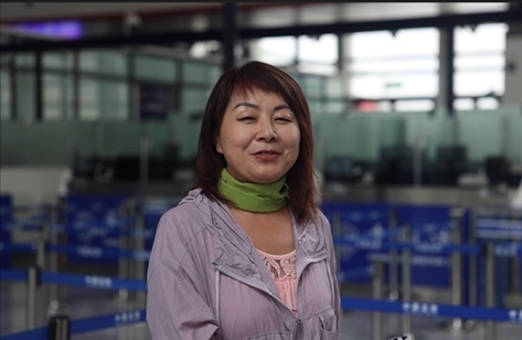 7月22日，曾經(jīng)在老撾瑯勃拉邦工作過3年的加拿大華僑孫月玲乘坐中老鐵路國際旅客列車從中國出境。衛(wèi)海林 攝