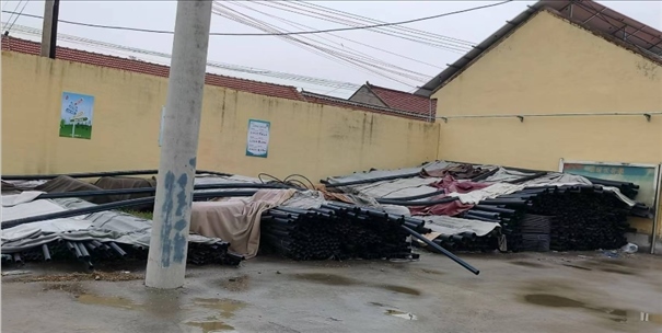 至今仍堆放在村委會(huì)院里的自來水管道。 人民網(wǎng)記者 金慧慧攝