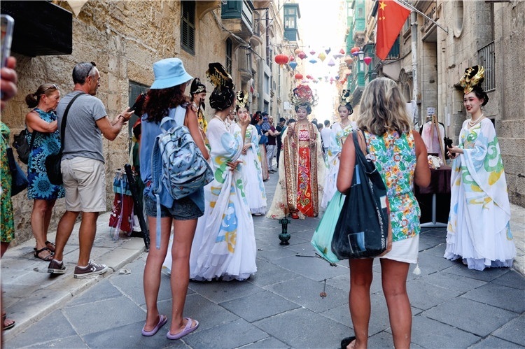 圖為花燈點亮儀式現(xiàn)場。 馬耳他中國文化中心供圖