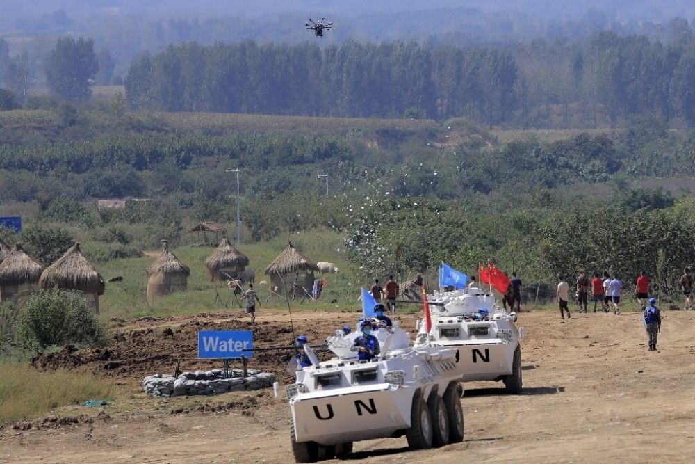 ↑2021年9月15日，在“共同命運-2021”國際維和實兵演習綜合演練中，維和分隊采用無人機拋撒傳單宣傳和平理念。新華社記者 劉芳 攝