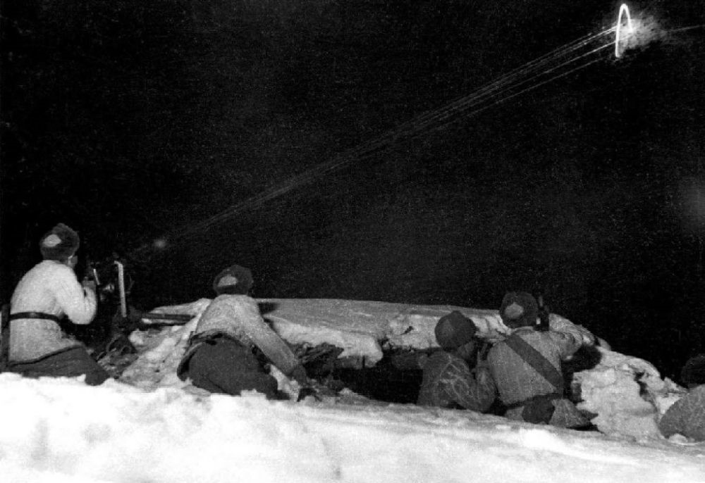  ↑1950年12月，在朝鮮長津湖，中國人民志愿軍第27軍連隊機槍手向美軍陣地射擊。新華社發(fā)（張崇岫 攝）