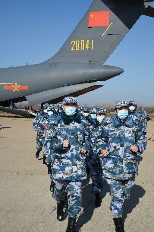 ↑2020年2月17日，一批軍隊支援湖北醫(yī)療隊員抵達武漢天河機場。新華社記者 黎云 攝