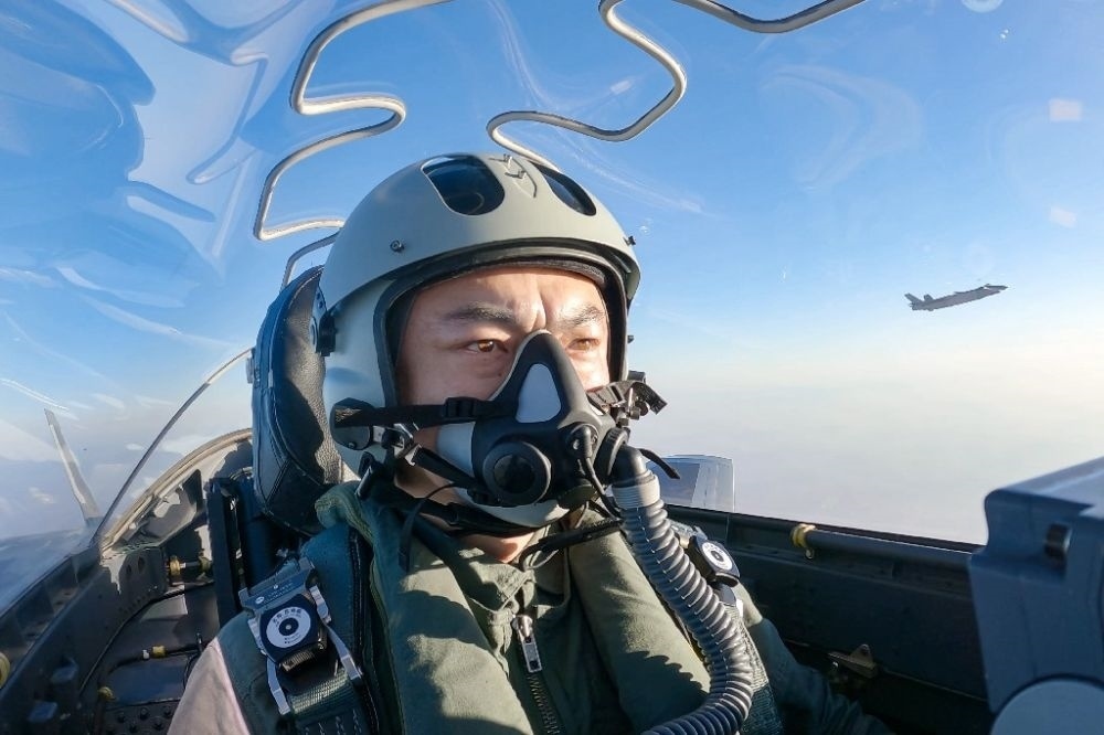 ↑全國人大代表、“強軍先鋒飛行大隊”大隊長高中強進行編隊飛行訓練（2023年2月9日攝）。新華社發(fā)（姜皓元 攝）