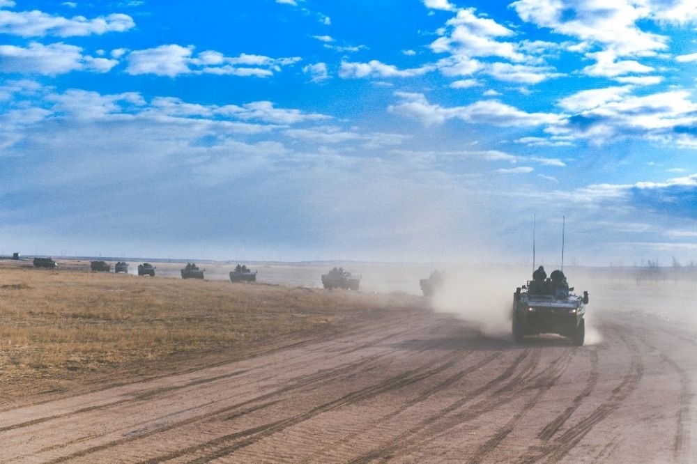 ↑陸軍第81集團軍某旅“松骨峰特功連”隨所在營進行長途機動（2022年4月12日攝）。新華社發(fā)（李乃超 攝）