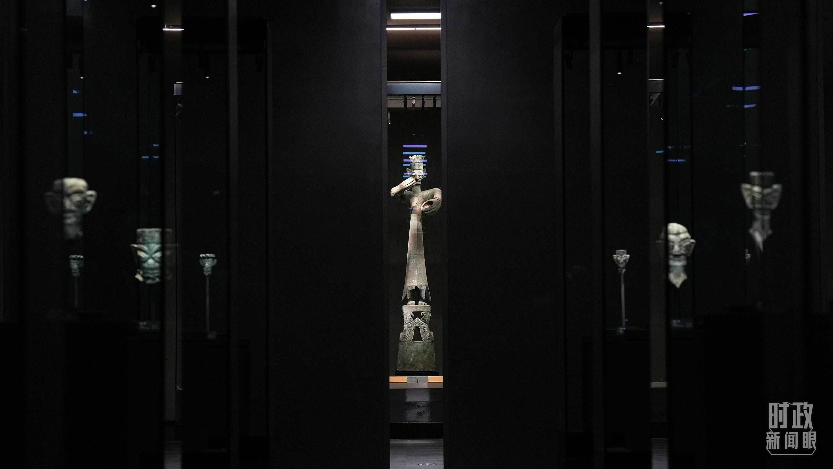 △三星堆出土的青銅大立人像。（總臺國廣記者李晉拍攝）