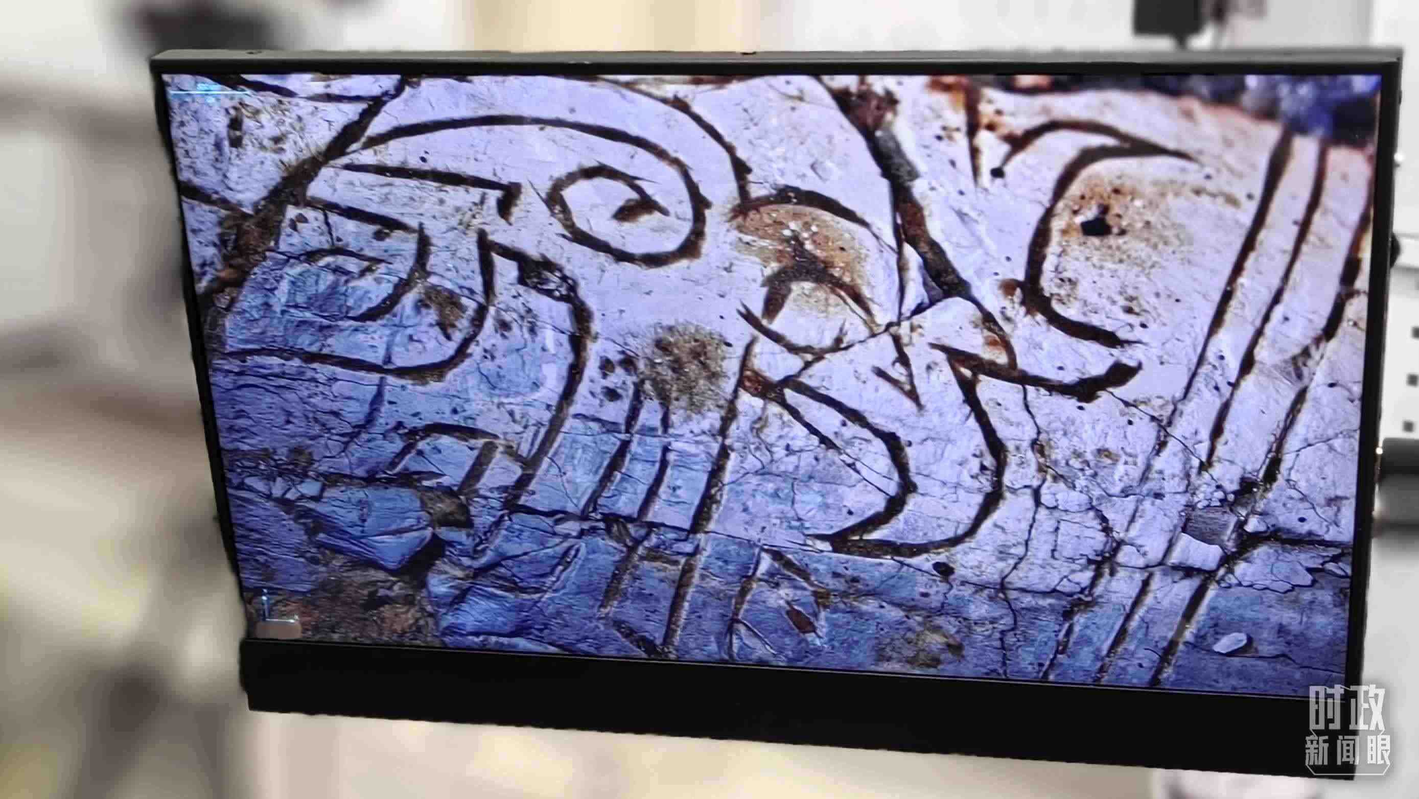 △顯微鏡下，三星堆文物的紋路清晰可見。（總臺央視記者王萌萌拍攝）